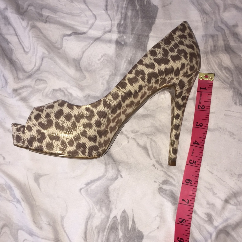 Guess leopard peep toe pumps. - Picture 3 of 8